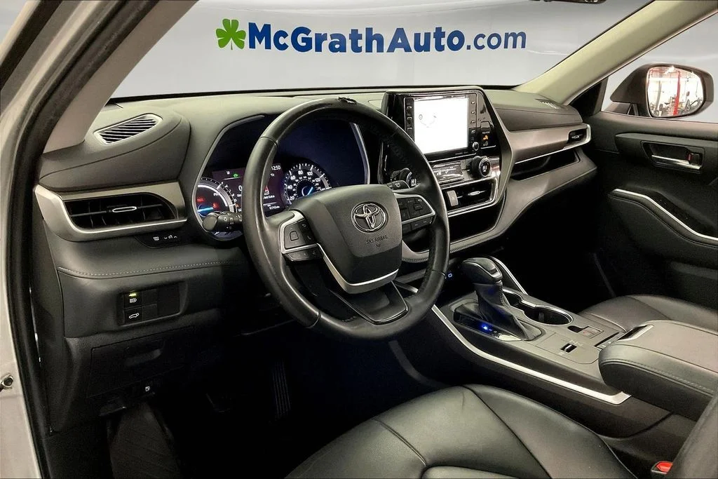 Used 2022 Silver Toyota XLE image 17