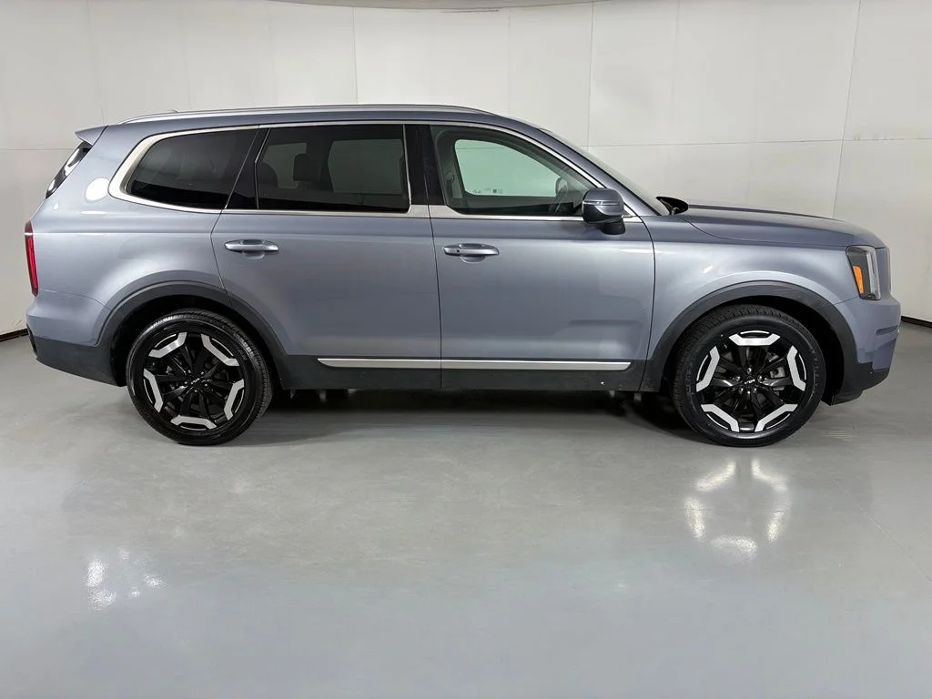 Used 2025 Silver Kia S image 9