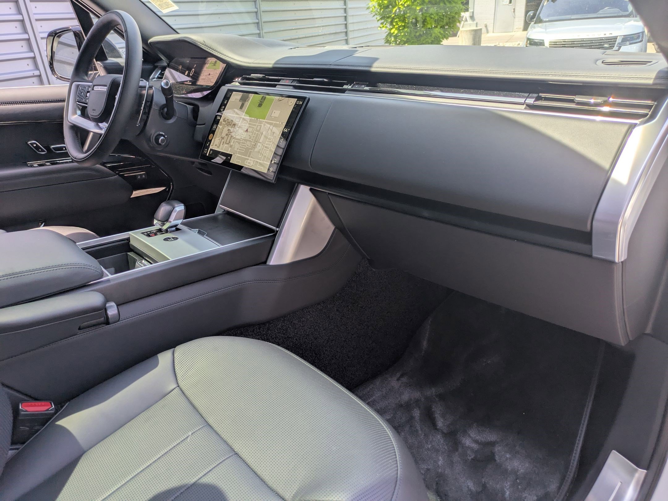 New 2025 Ostuni Pearl White Land Rover SV image 31