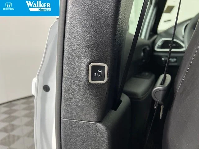 2025 Chrysler Pacifica Select - Photo 39