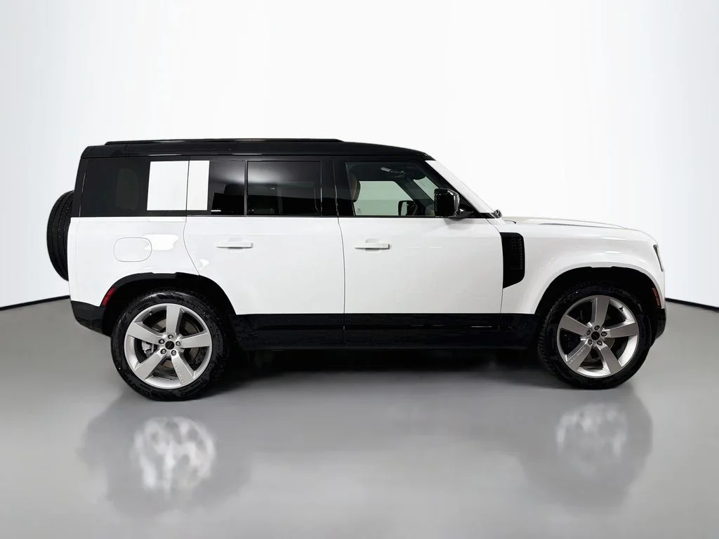 New 2026 Fuji White Land Rover X-Dynamic SE image 4