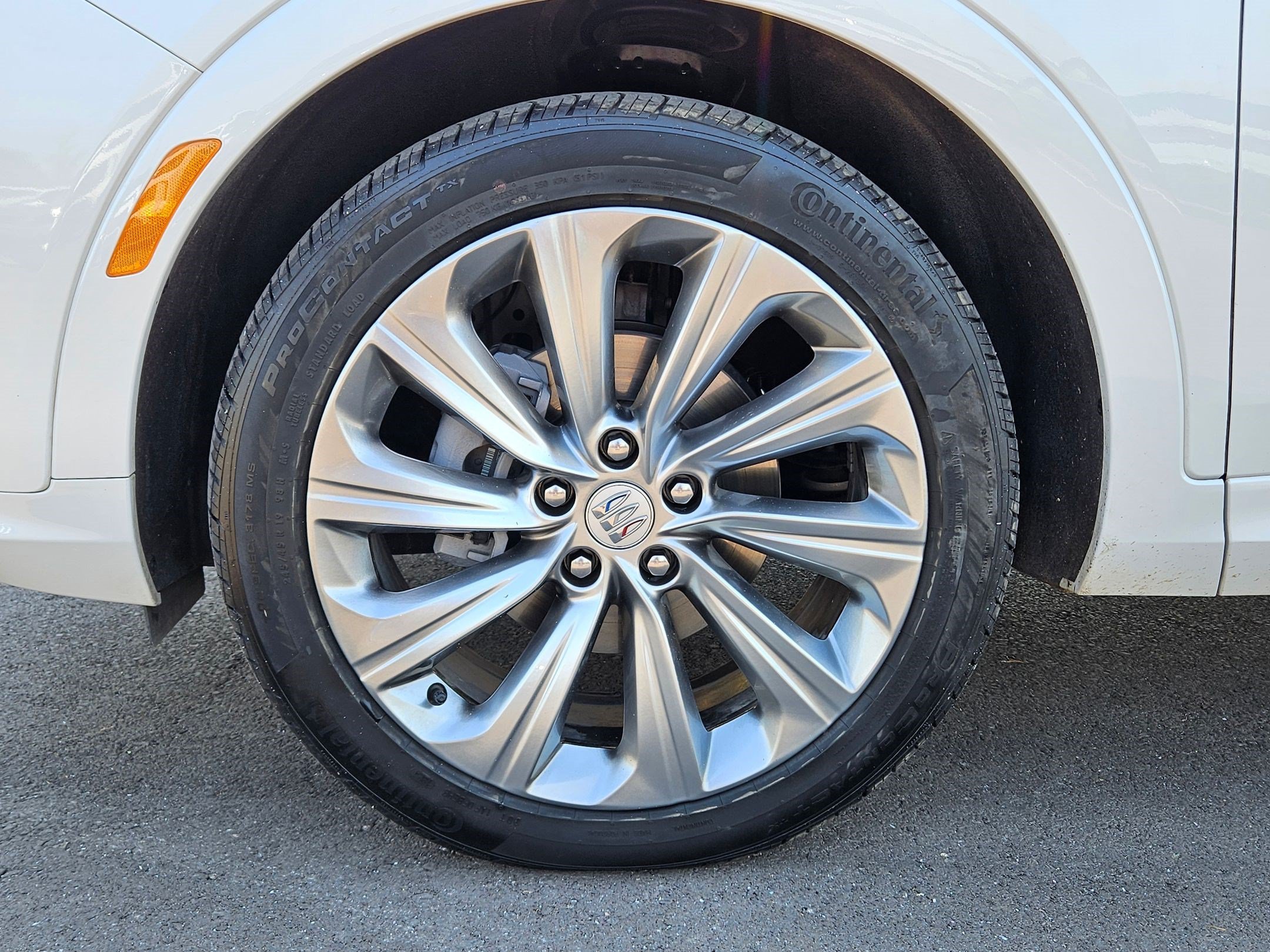Used 2025 White Frost Tricoat Buick Avenir image 13