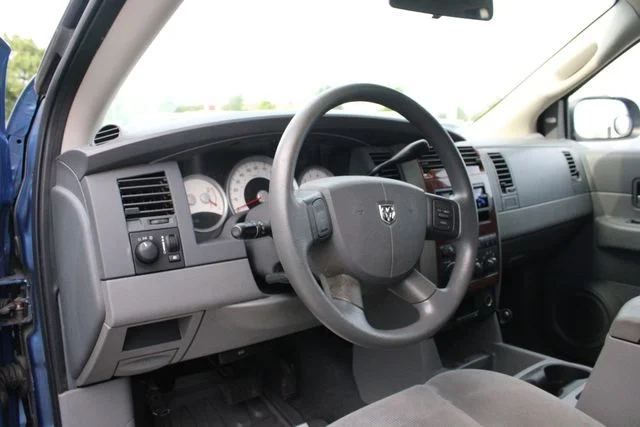 Used 2004 Blue Dodge SLT image 2