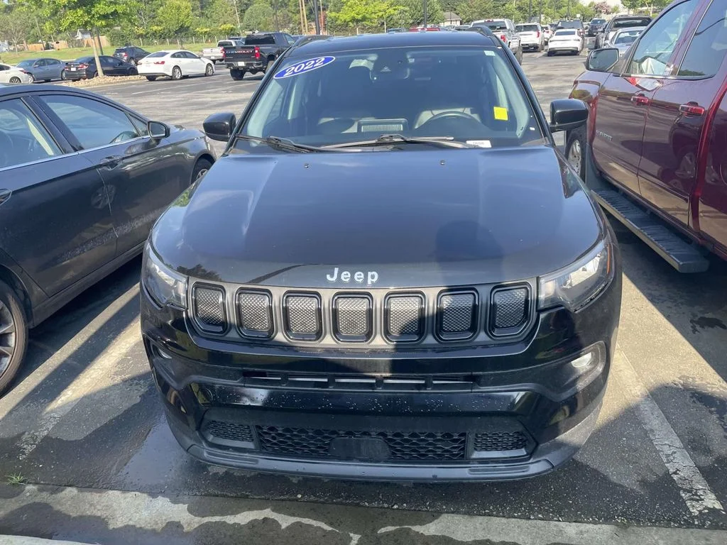 Used 2022 Diamond Black Crystal Pearlcoat Jeep Latitude image 2
