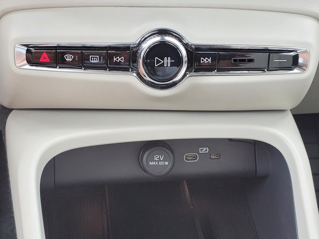 2026 Volvo XC40 Plus - Photo 16
