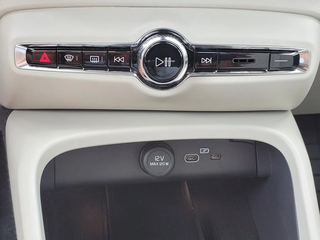 2026 Volvo XC40 Plus - Photo 16