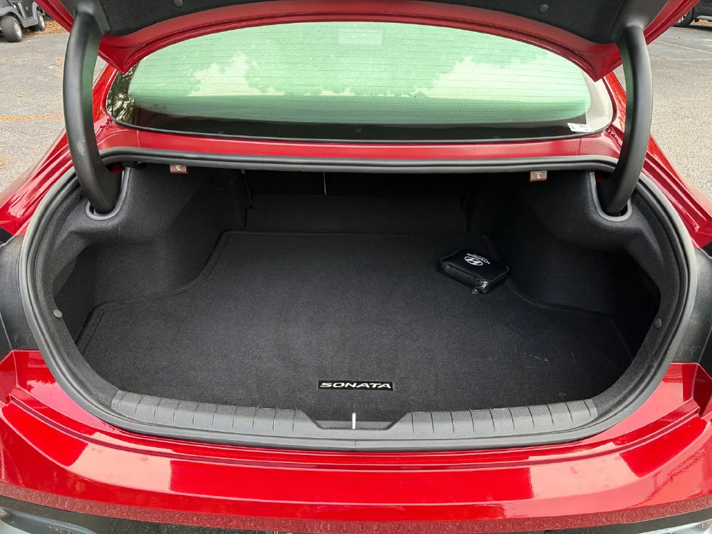 Used 2025 Red Hyundai SEL Convenience image 18