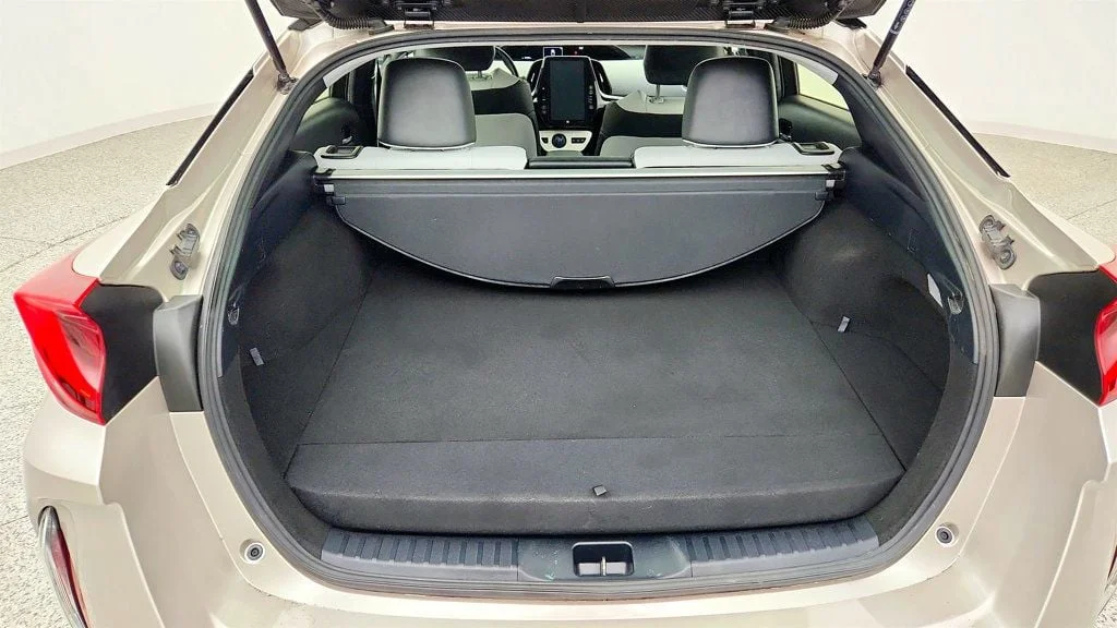 Used 2018 Titanium Glow Toyota Advanced image 21
