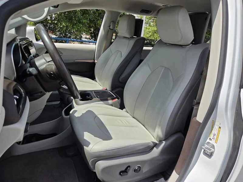 Used 2019 Bright White Clearcoat CHRYSLER TOURING L PLUS image 7