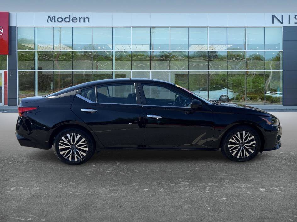 Certified Used 2025 Super Black Nissan SV image 4