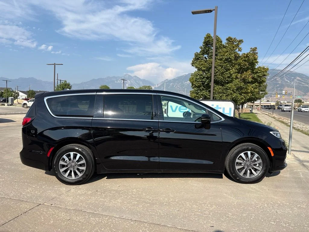 Used 2024 Black Chrysler Select image 3