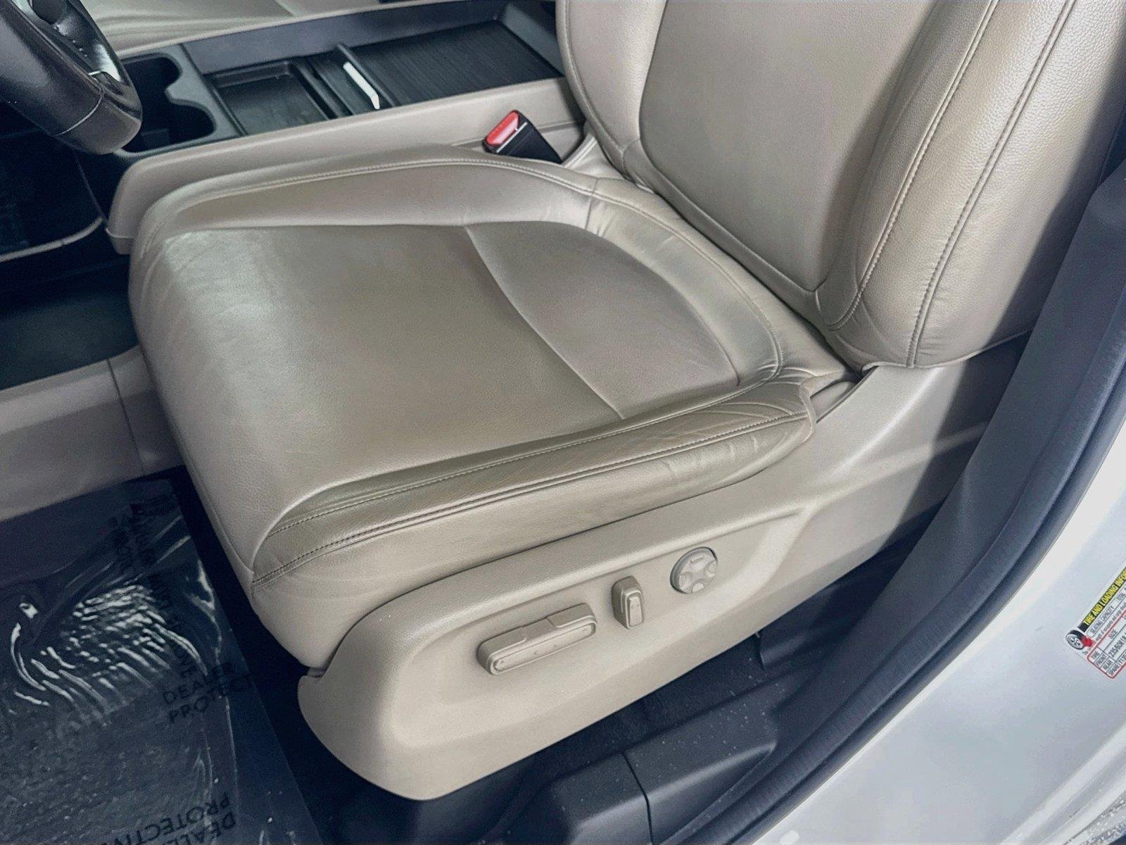 Used 2024 Platinum White Pearl Honda EX-L image 18