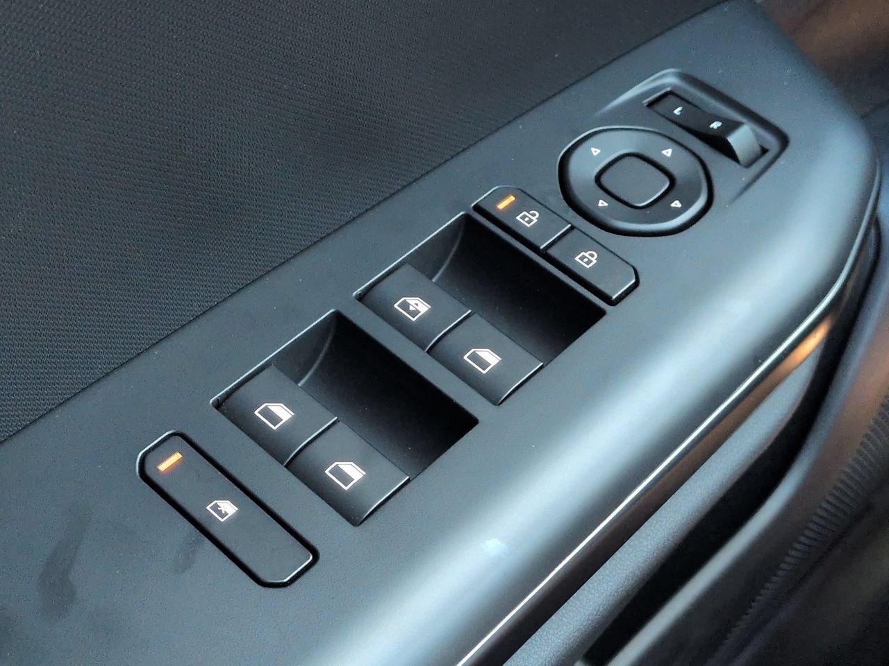New 2026 Snow White Pearl Kia LX image 24