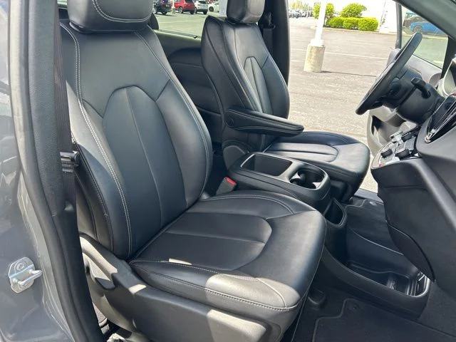 Used 2025 White Chrysler Select image 33