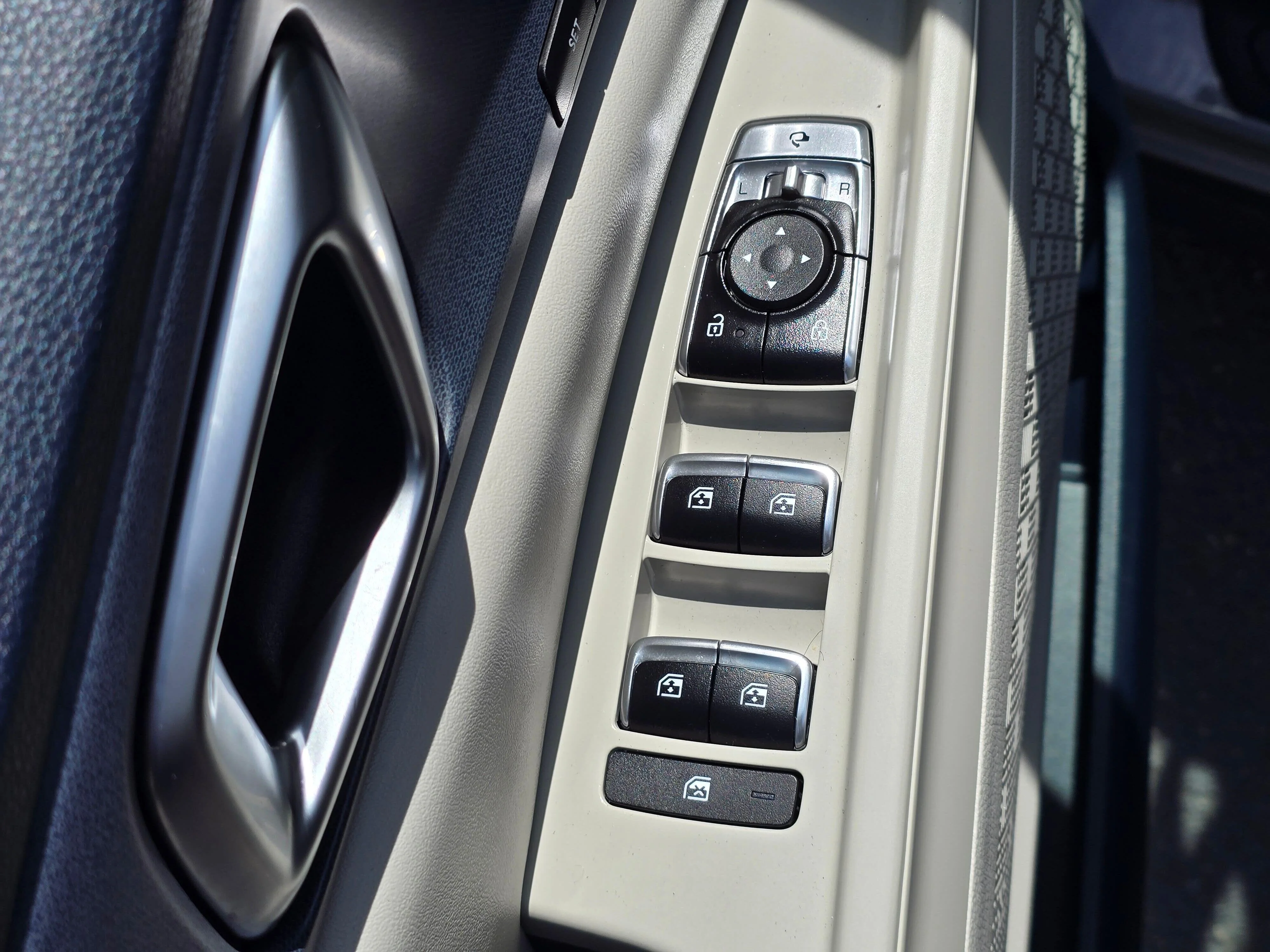 Used 2025 Ceramic White Kia SX image 14