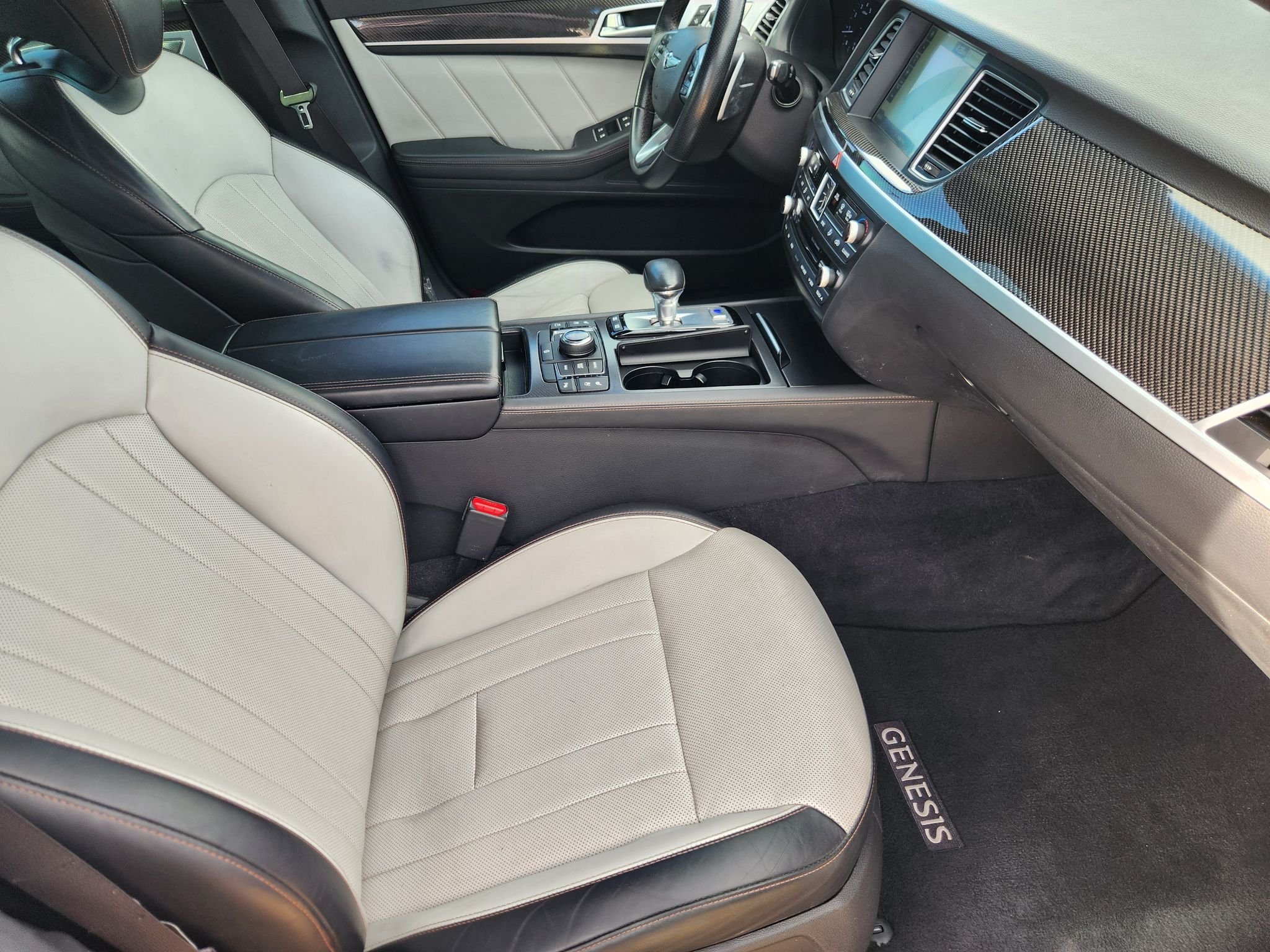 Used 2018 Casablanca White Genesis 3.3T Sport image 14
