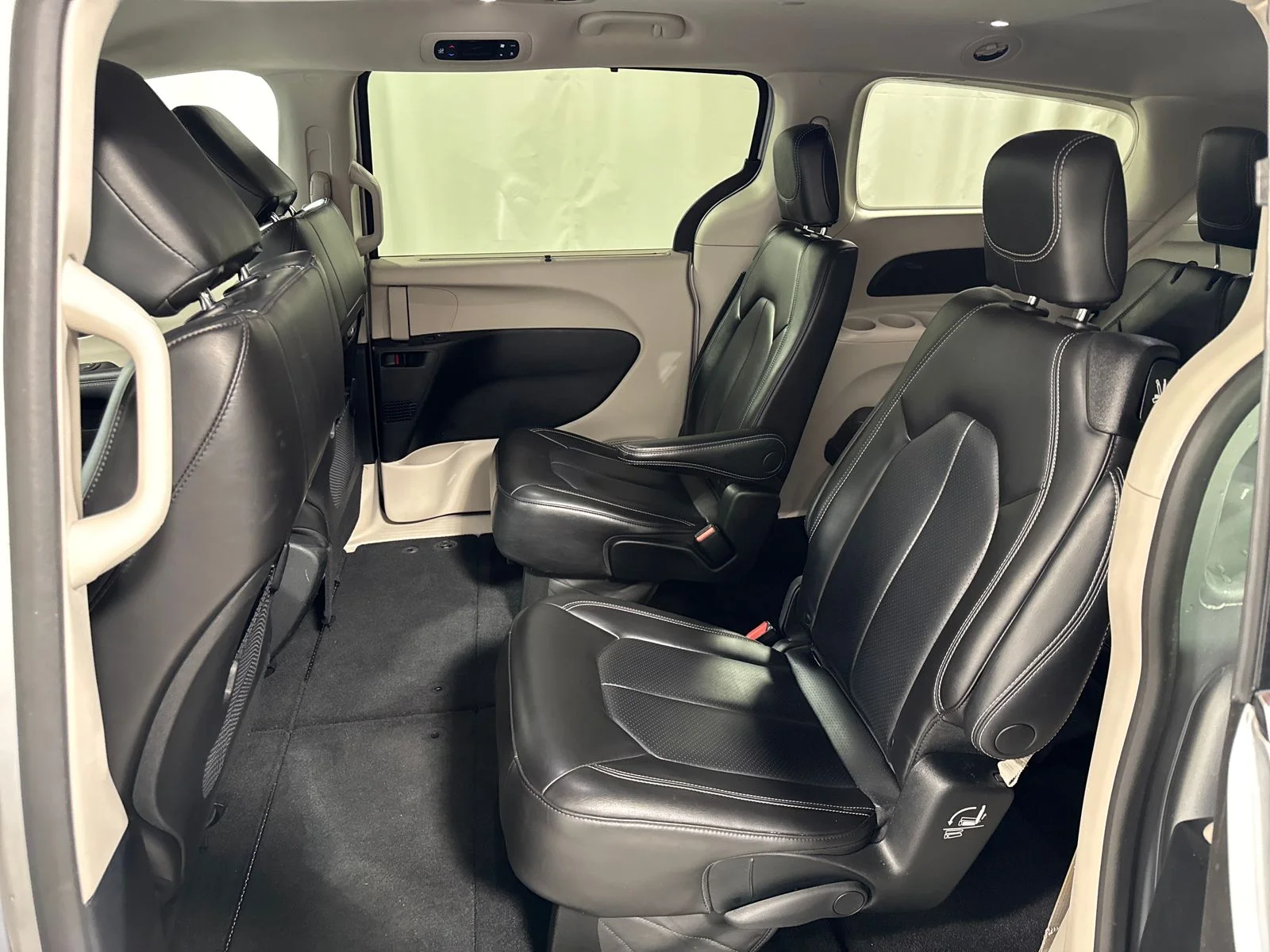 Used 2023 Silver Mist Clearcoat Chrysler Touring L image 5