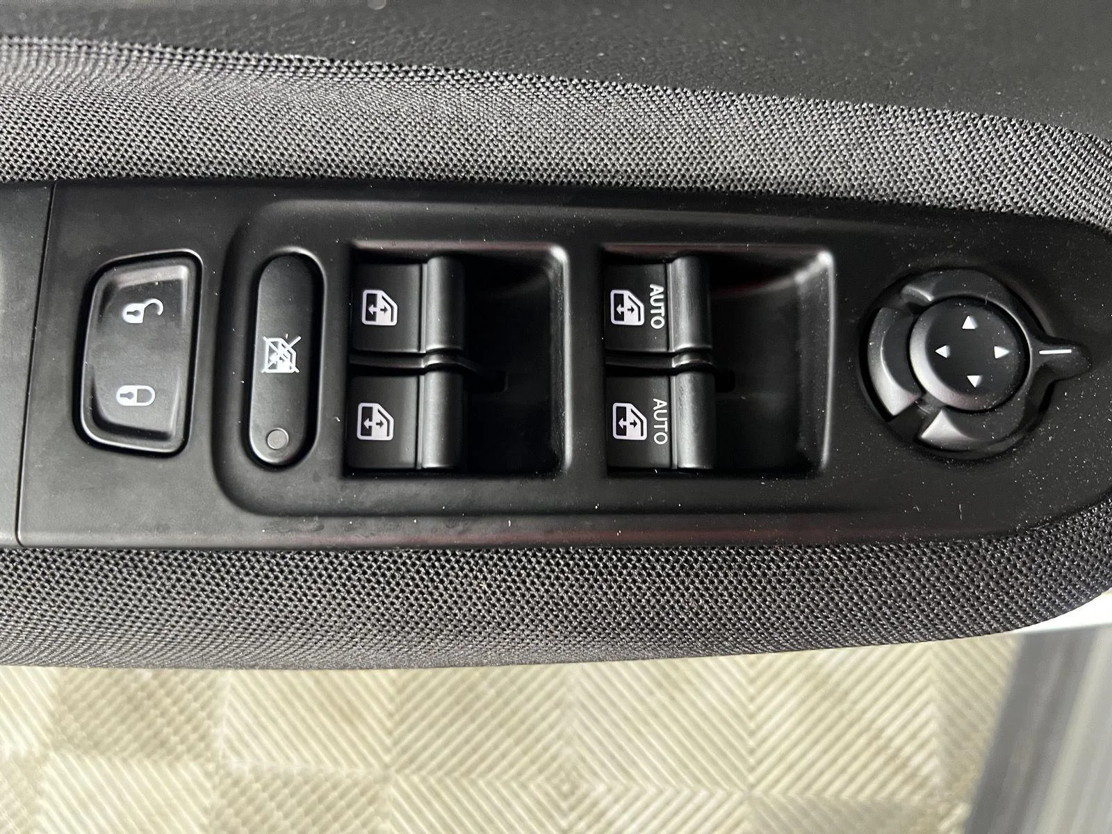 Used 2021  Jeep Latitude image 17