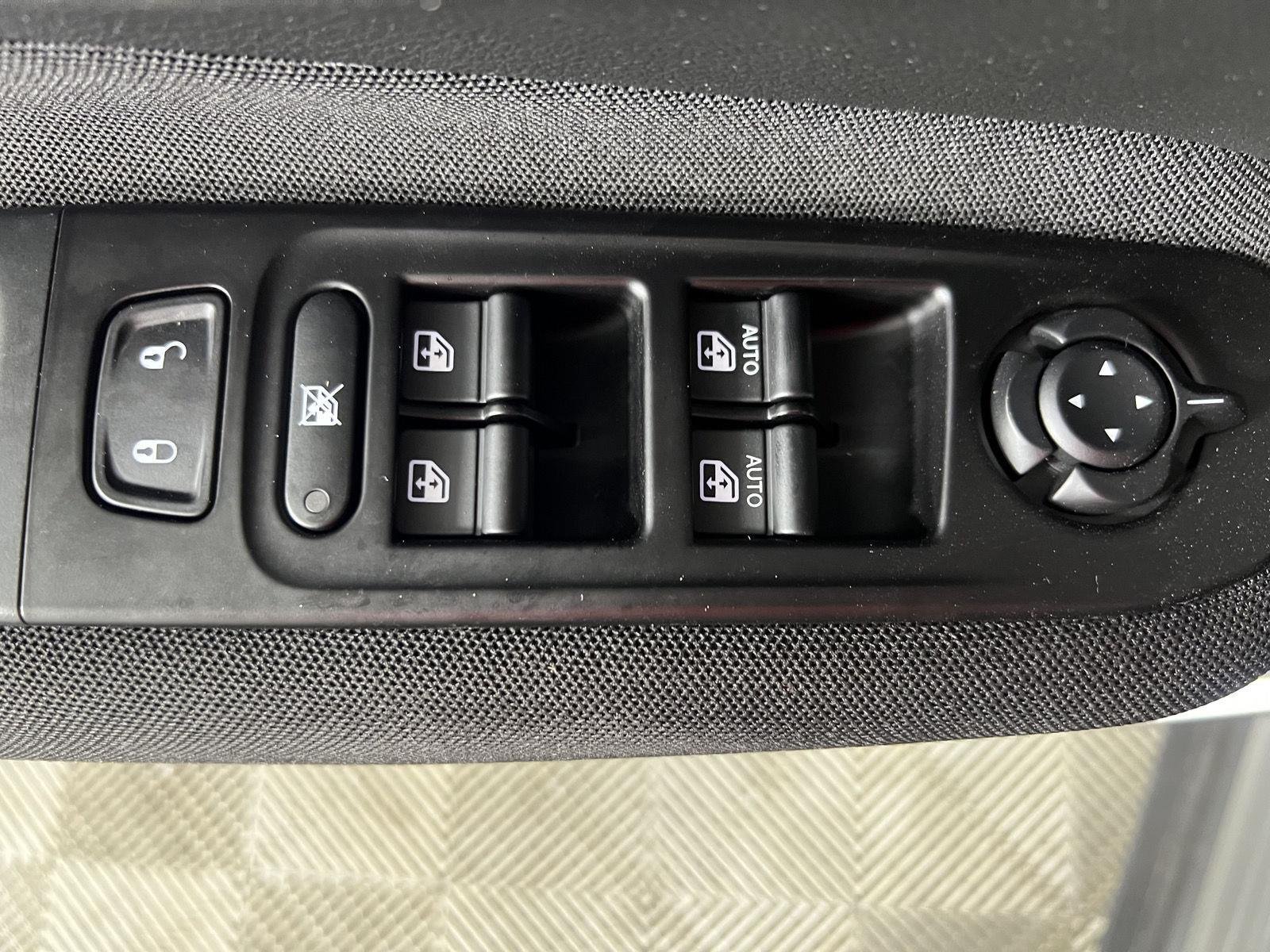 Used 2021  Jeep Latitude image 17
