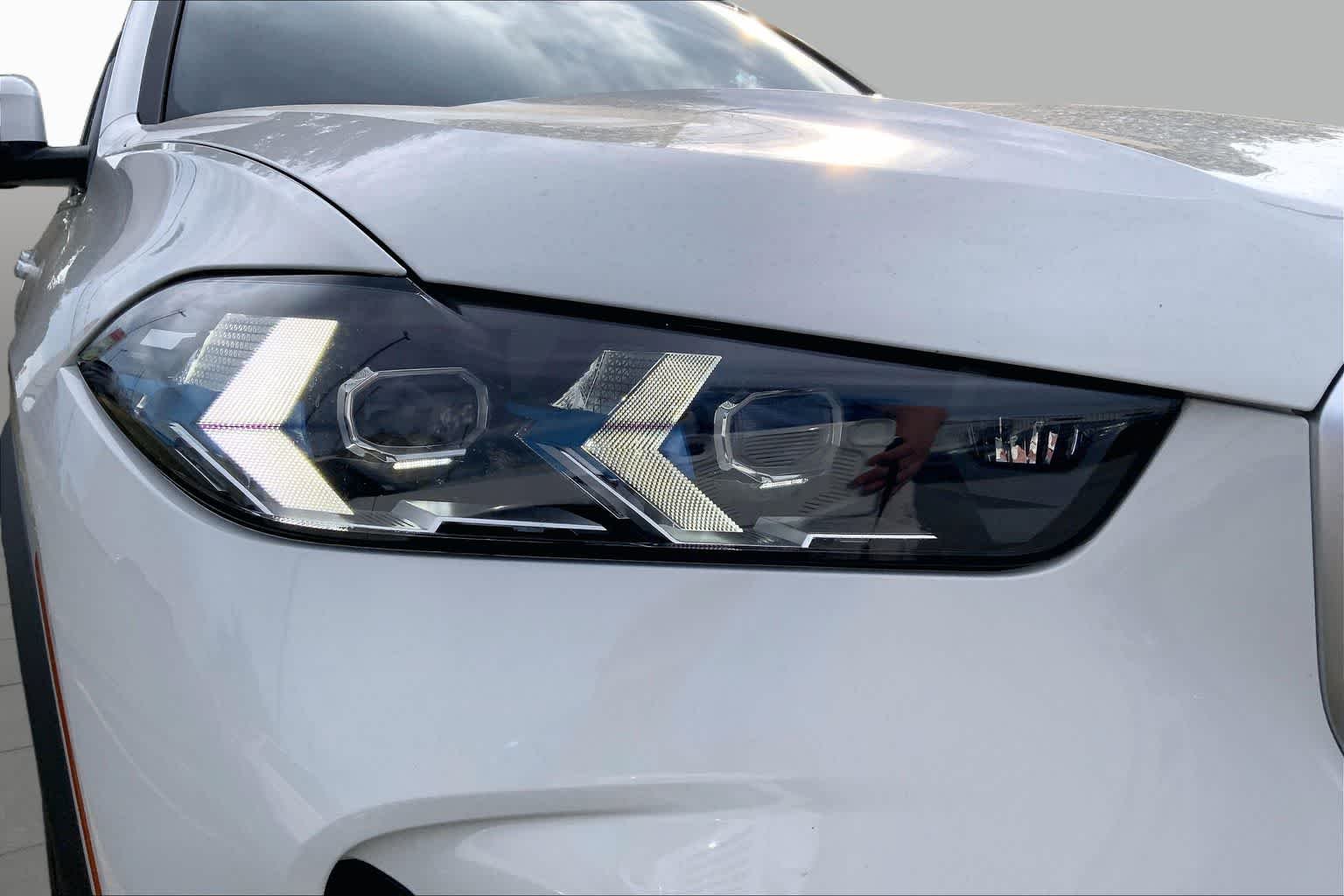 Used 2025 Alpine White BMW sDrive40i image 27