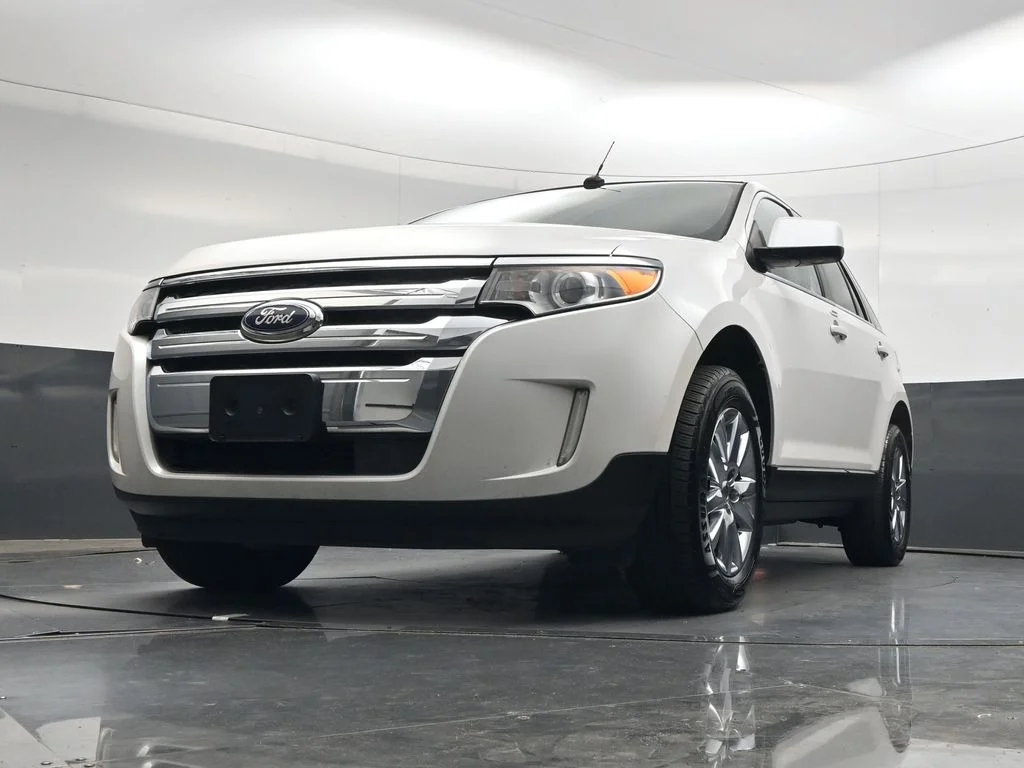 Used 2011 White Platinum Clearcoat Metallic Ford Limited image 39