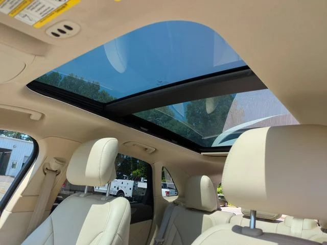 Used 2015 White Lincoln Base image 27