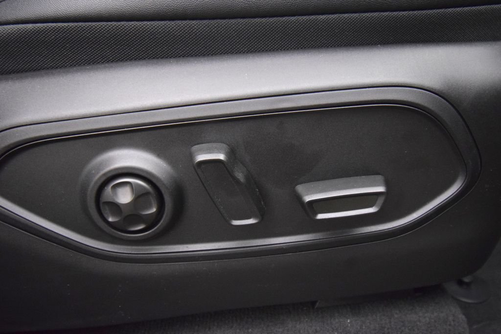 New 2026 Silver Zynith Exterior Paint Jeep Limited Reserve image 19