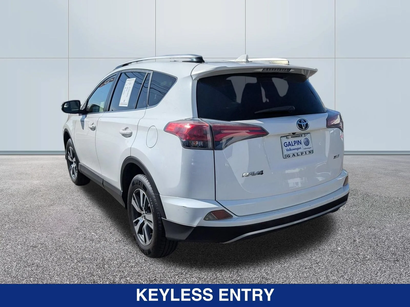 Used 2017  Toyota XLE image 3