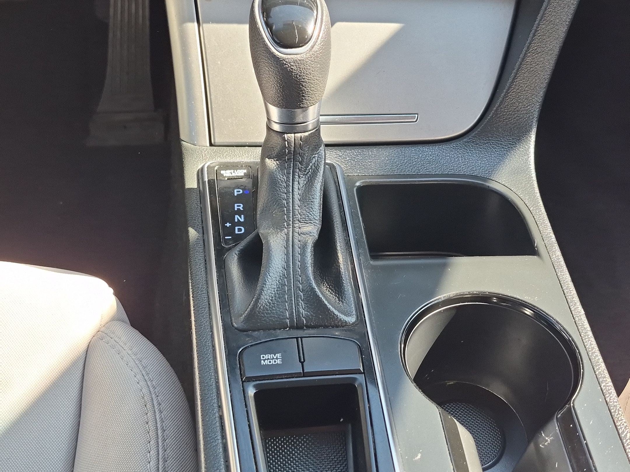 Used 2015 Shale Gray Metallic Hyundai 2.4L SE image 23