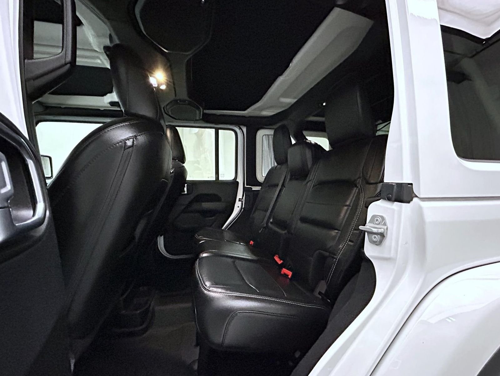 Used 2019 White Jeep Unlimited Sahara image 19