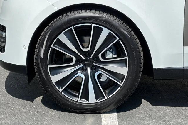 New 2026 Fuji White Land Rover SE image 25