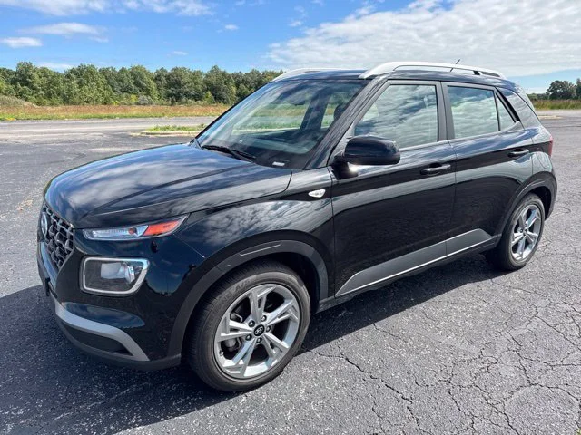 Used 2025  Hyundai SEL image 1