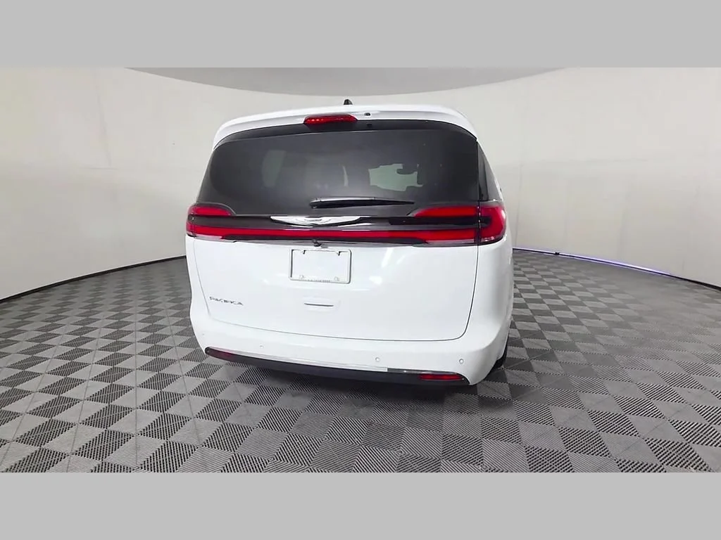 New 2026 Bright White Clear-Coat Exterior Paint Chrysler Select image 27