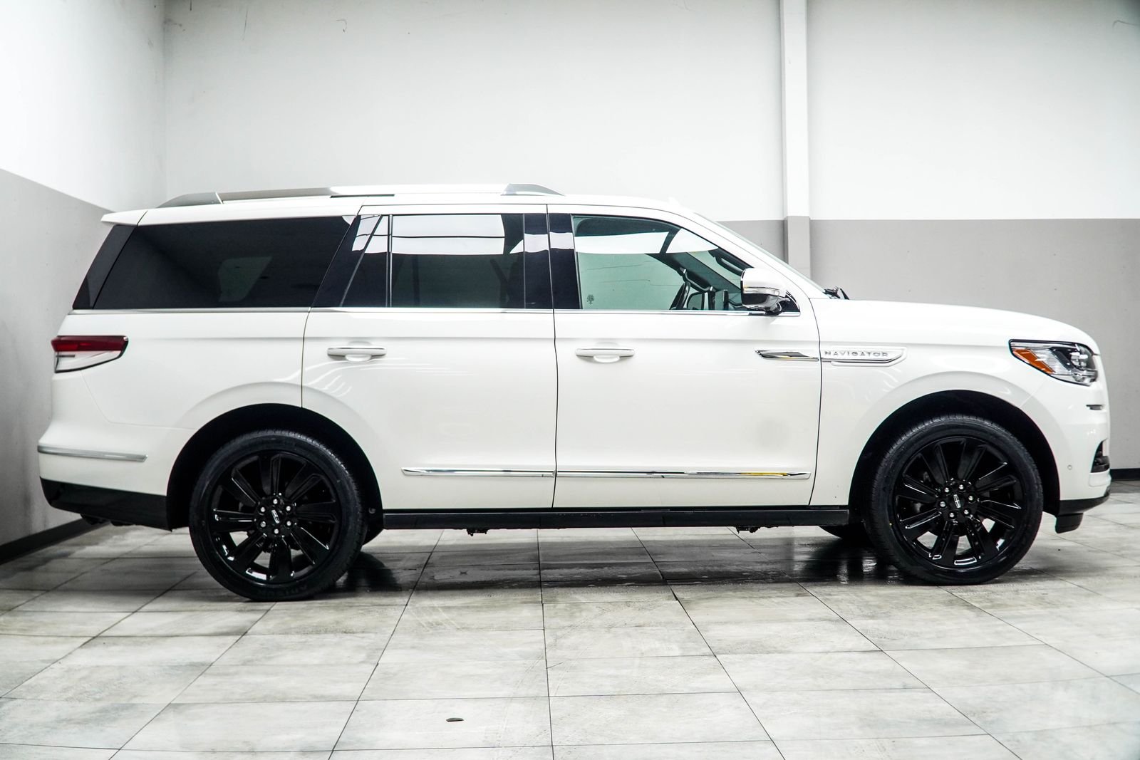 Used 2023 White Lincoln Reserve image 6