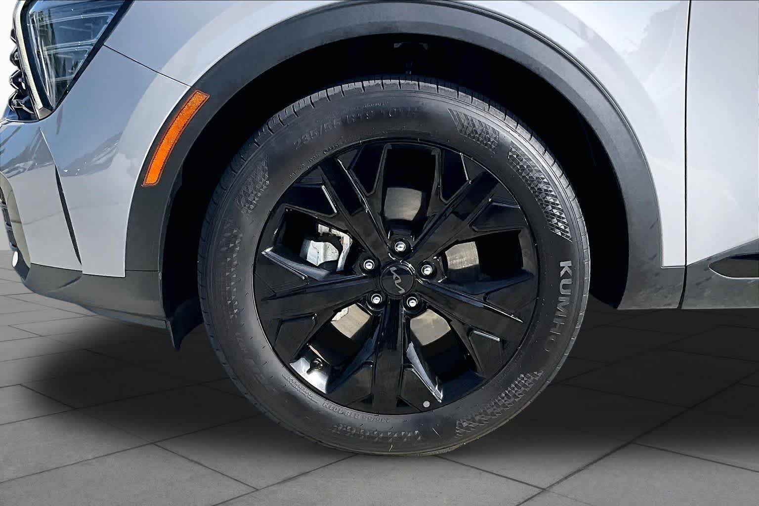 Certified Used 2025 Wolf Gray Kia X-Line image 10