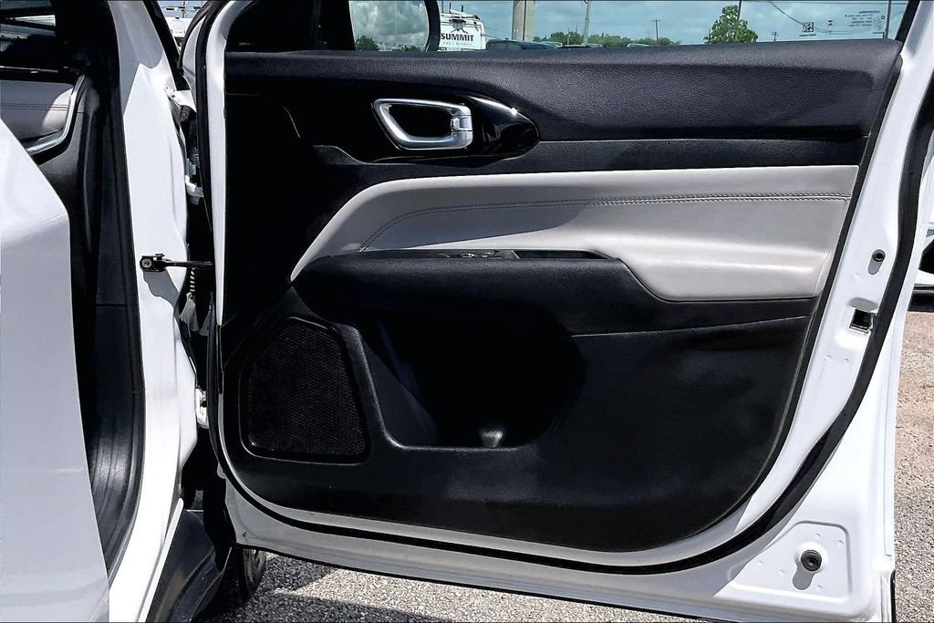 Used 2024 White/off-white Jeep Limited image 29