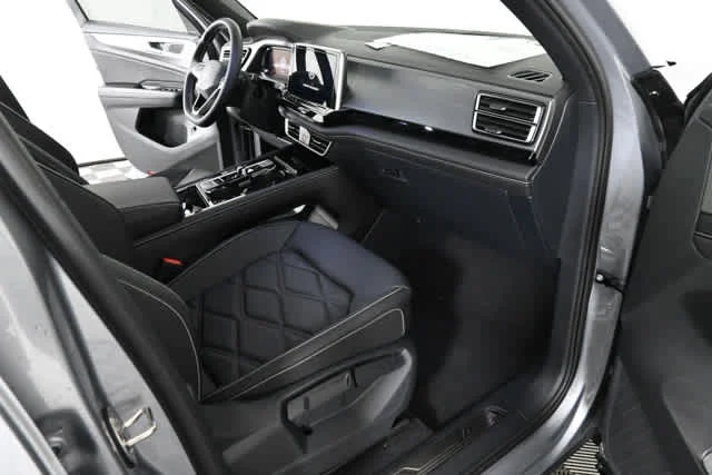 New 2026 Silver Mist Metallic Volkswagen 2.0T SE w/Technology image 9