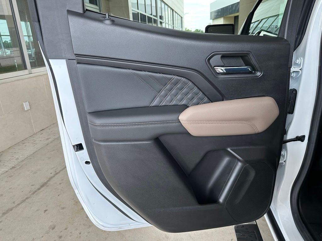 Used 2023 White GMC Denali image 28