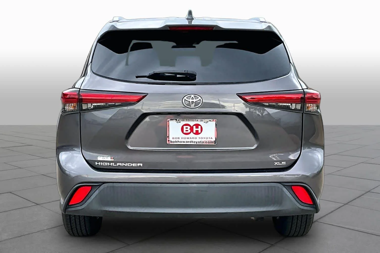 Used 2021 Magnetic Gray Metallic Toyota XLE image 5
