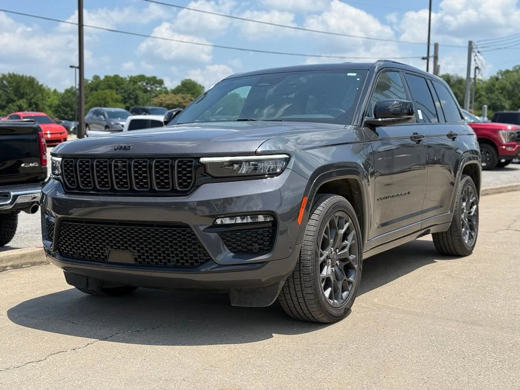 Used 2024 Gray Jeep Summit image 2