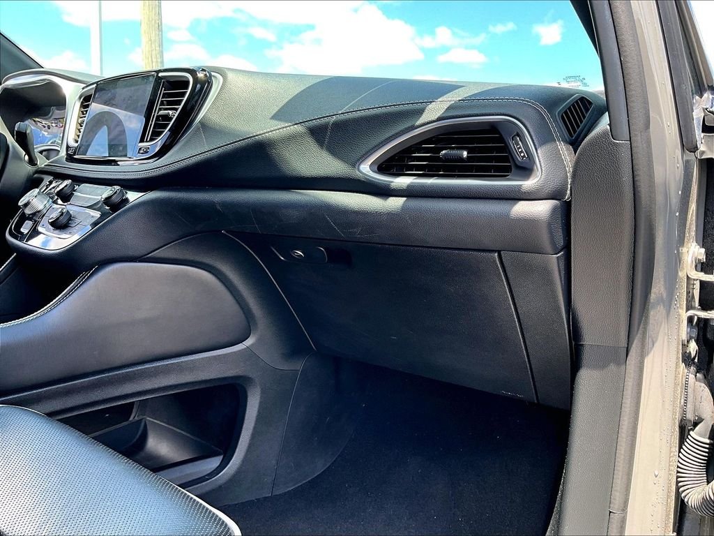 Used 2025 White Chrysler Limited image 13