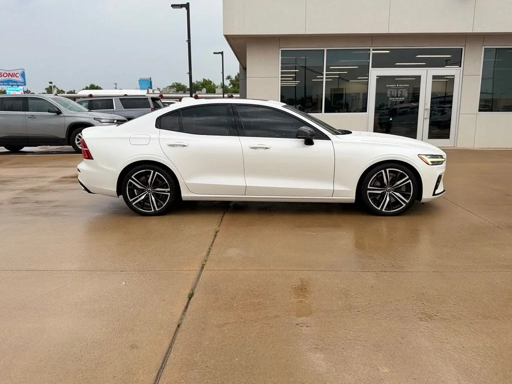 Used 2019 White Volvo T6 R-Design image 2