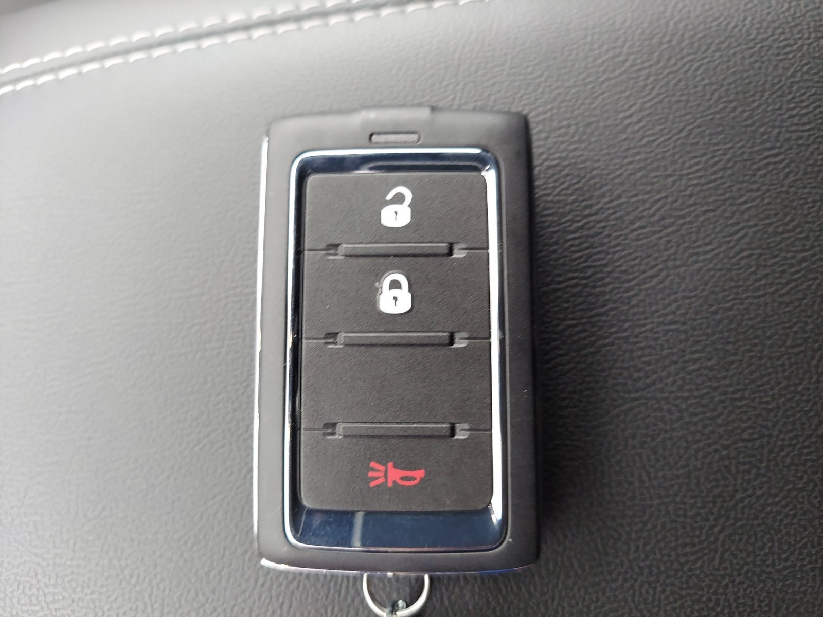 New 2026 Diamond Black Crystal Pearlcoat Jeep Laredo image 29