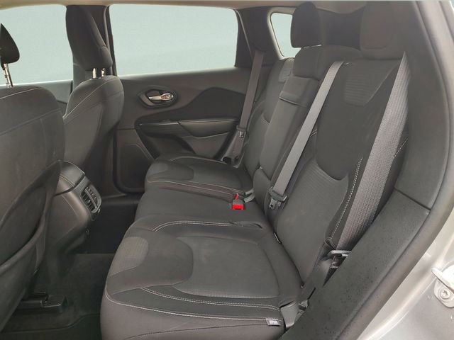 Used 2016 Silver Jeep Latitude image 27