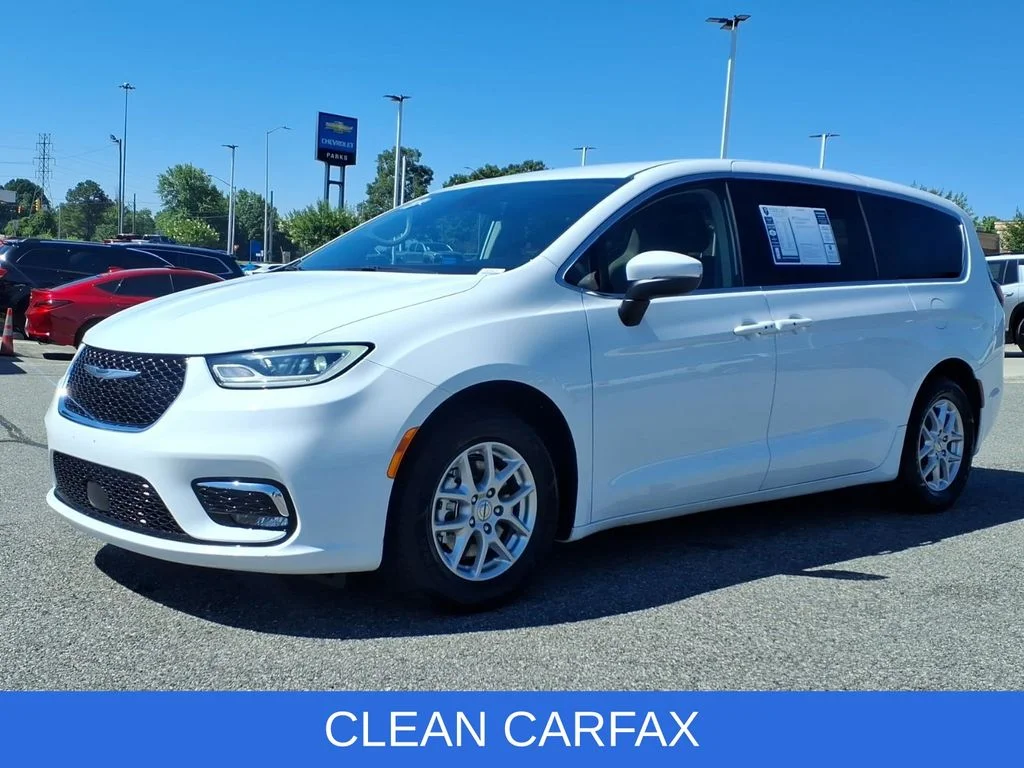 Used 2023 White Chrysler Touring L image 3