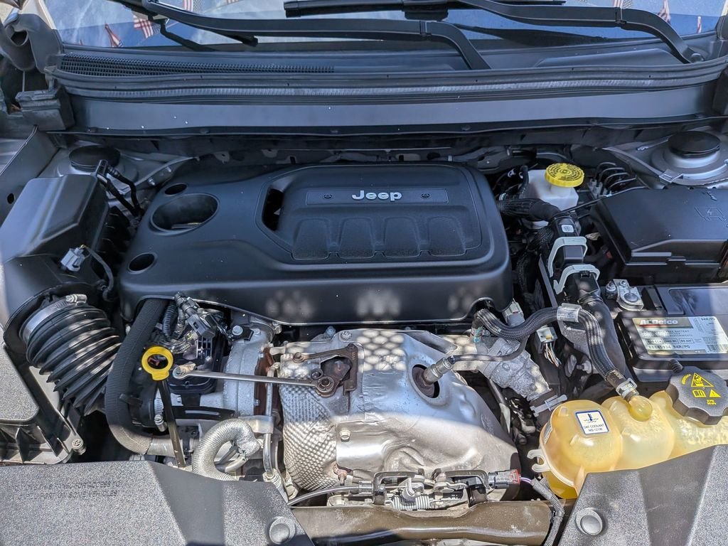 Used 2021 Silver Jeep Latitude Lux image 28