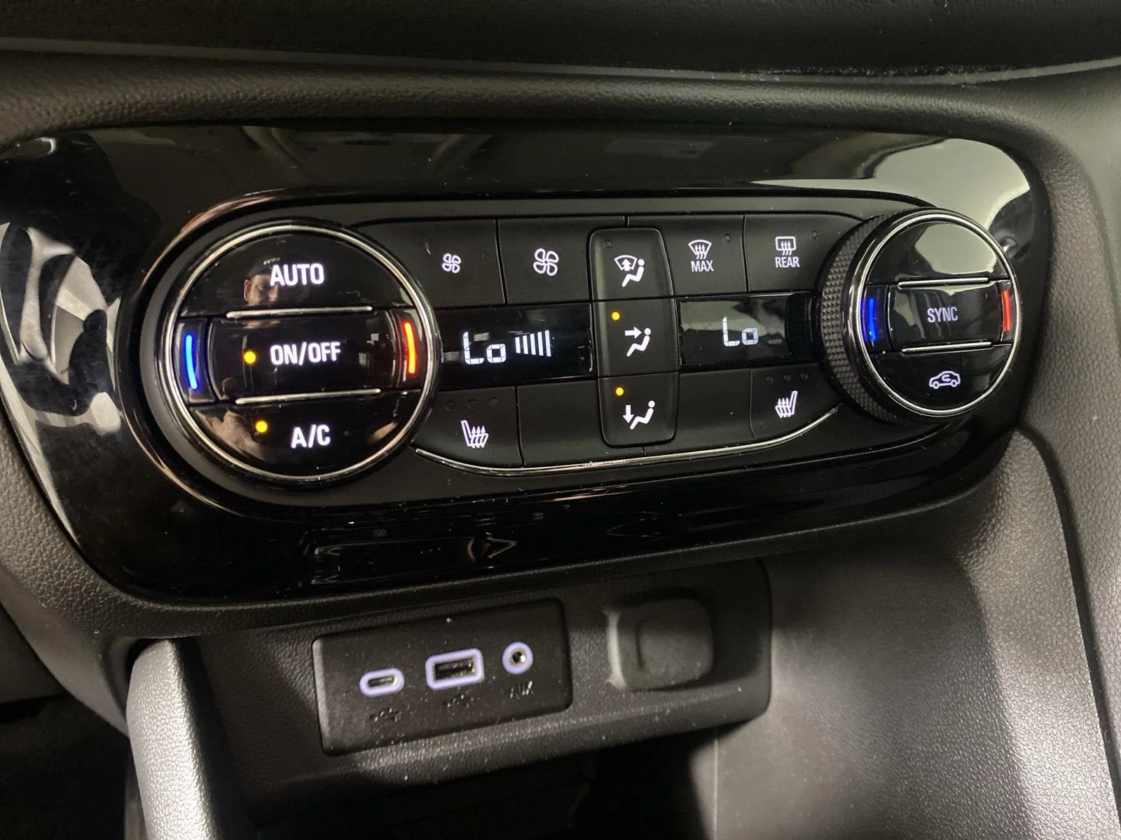 Used 2023 Summit White Buick Select image 19