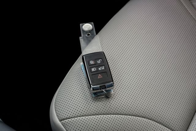 Used 2025 White Land Rover Dynamic SE image 76