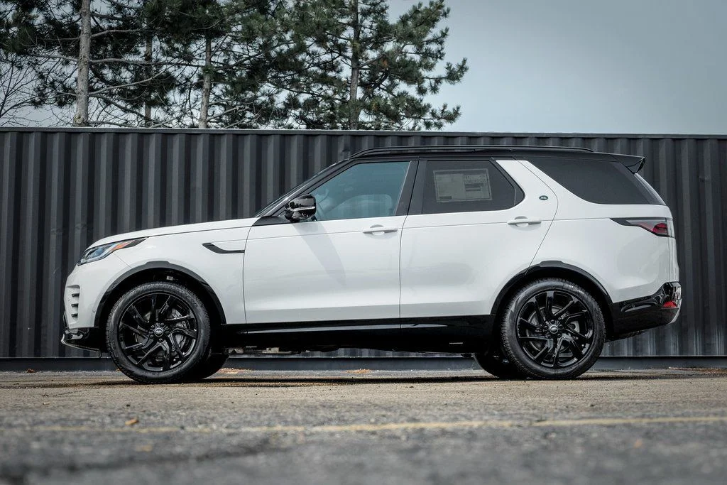Certified Used 2025 Fuji White Land Rover Dynamic SE image 3