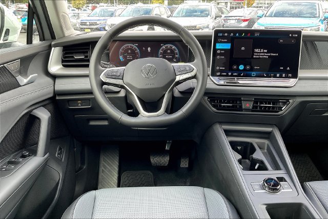 2025 Volkswagen Tiguan SE - Photo 18